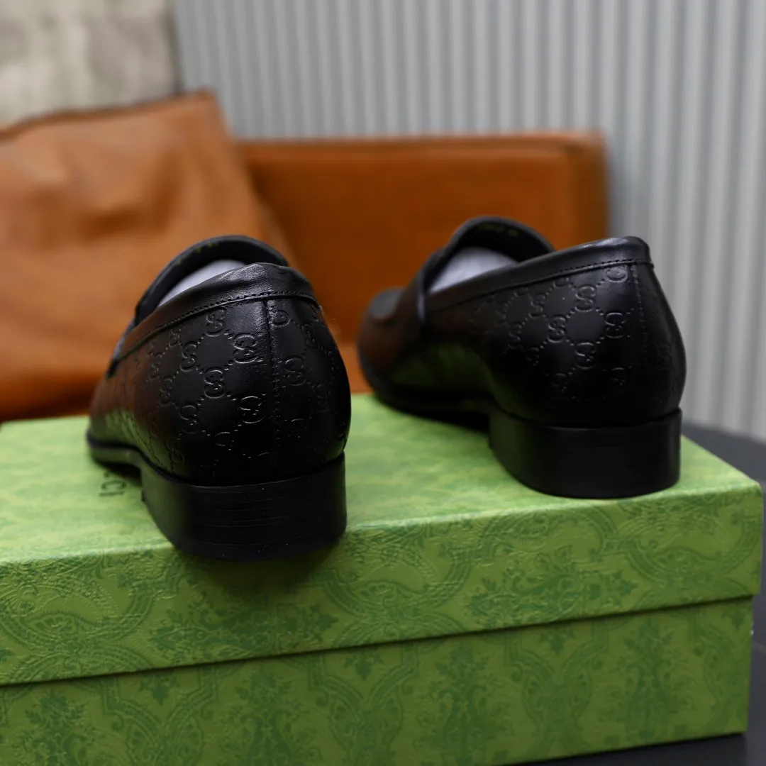 Men's shoes: 250🙅‍♂️🙅‍♂️🙅‍♂️Niuli Brand: GUCCI Size: 38-44 (45 can be customized) Level: Counter classic Material: Original soft cowhide upper Comfortable cowhide lining Original lightweight outsole Style category: Business casual footwear Driving leather shoes Color: Actual picture color